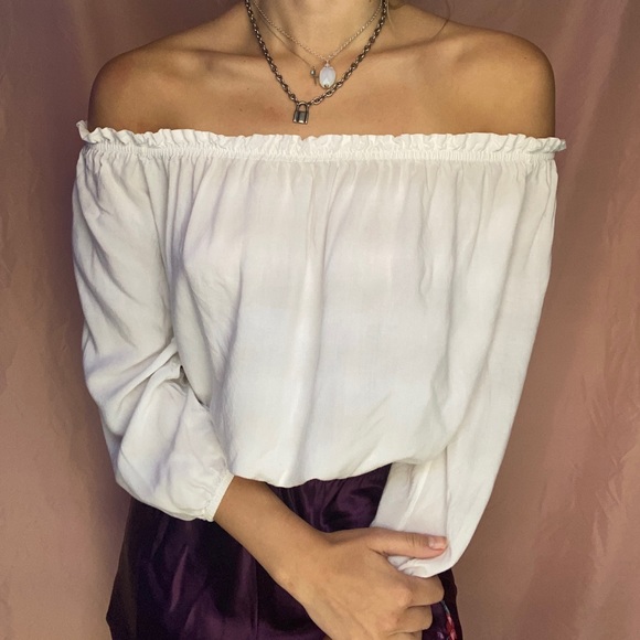 Brandy Melville Off the shoulder white blouse top - Picture 2 of 3